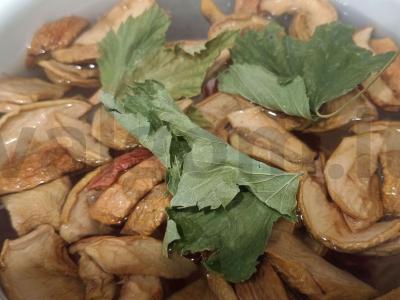 Obuolių, raudonųjų serbentų ir juodųjų serbentų lapų kompotas Žingsnis 4