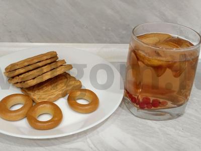 Obuolių, raudonųjų serbentų ir juodųjų serbentų lapų kompotas pagrindine nuotrauka