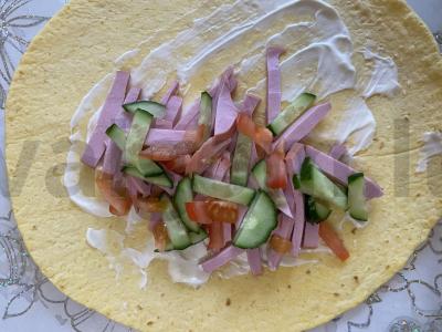 Tortas iš lavašo su dešra, daržovėmis ir sezamu Žingsnis 4