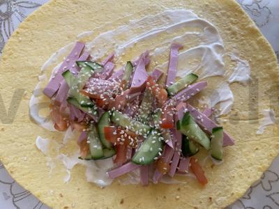 Tortas iš lavašo su dešra, daržovėmis ir sezamu Žingsnis 5