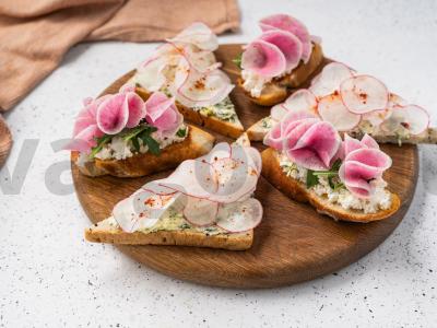 Tostai ir brusketės su ridikėliais ir arbūzų ridiku pagrindine nuotrauka