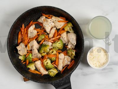 Grietinėlės makaronai su vištiena ir daržovėmis Žingsnis 5