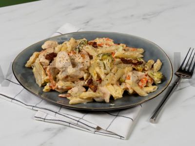 Grietinėlės makaronai su vištiena ir daržovėmis pagrindine nuotrauka