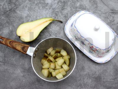 Varškė grietinėlėje su kriauše ir pušų riešutais Žingsnis 1