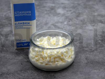 Varškė grietinėlėje su kriauše ir pušų riešutais Žingsnis 3