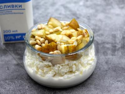 Varškė grietinėlėje su kriauše ir pušų riešutais Žingsnis 4