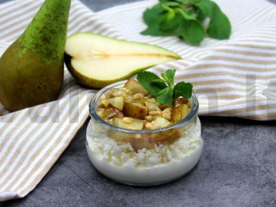 Varškė grietinėlėje su kriauše ir pušų riešutais pagrindine nuotrauka