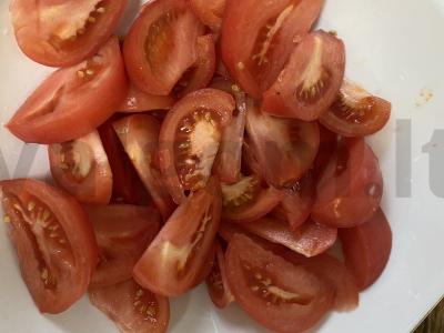 Aštrus salotas su pomidorais ir marinuotais svogūnais Žingsnis 5