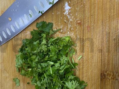 Aštrus salotas su pomidorais ir marinuotais svogūnais Žingsnis 7