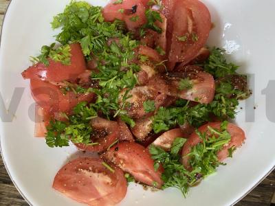 Aštrus salotas su pomidorais ir marinuotais svogūnais Žingsnis 8