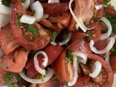 Aštrus salotas su pomidorais ir marinuotais svogūnais Žingsnis 9