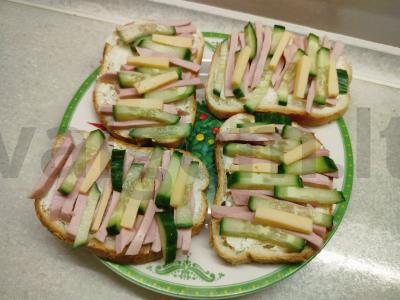 Juostelės sumuštiniai pusryčiams pagrindine nuotrauka