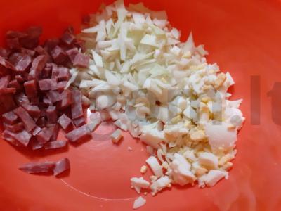 Kopūstų salotas su rūkytomis dešromis Žingsnis 2