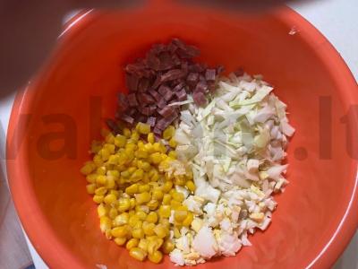 Kopūstų salotas su rūkytomis dešromis Žingsnis 3