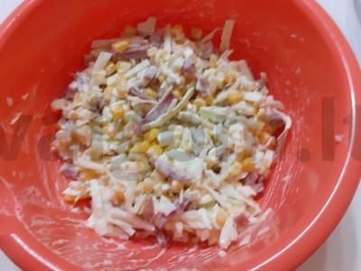 Kopūstų salotas su rūkytomis dešromis Žingsnis 4