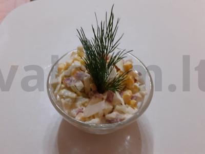 Kopūstų salotas su rūkytomis dešromis pagrindine nuotrauka