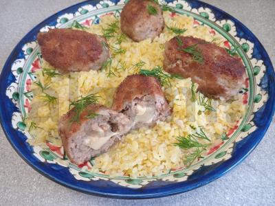 Jautienos kotletai su sūriu ir bulguro garnyru pagrindine nuotrauka