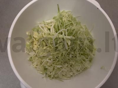 Salotos su jauna kopūstu ir žirniais Žingsnis 1