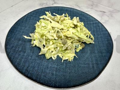 Salotos su jauna kopūstu ir žirniais pagrindine nuotrauka