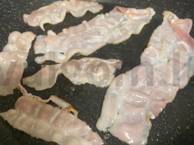 Kiaušiniai su bekonu ir vyšniniais pomidorais Žingsnis 1