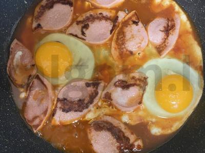 Kiaušiniai su bekonu ir vyšniniais pomidorais Žingsnis 2