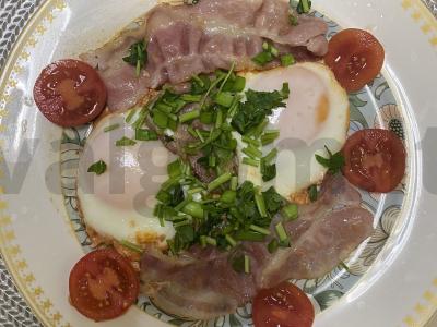 Kiaušiniai su bekonu ir vyšniniais pomidorais pagrindine nuotrauka