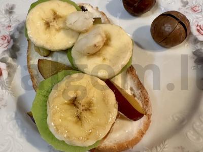 Saldžioji brusketė su makadamijos riešutais ir vaisiais pagrindine nuotrauka