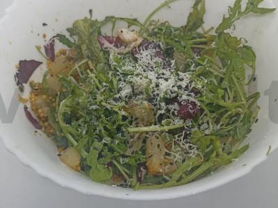 Žalias salotas su kriauše ir juodaisiais sezamais pagrindine nuotrauka