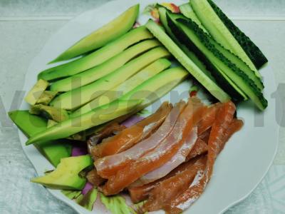 Rulonai su upėtakiu, avokadu, agurku ir kreminiu sūriu Žingsnis 4