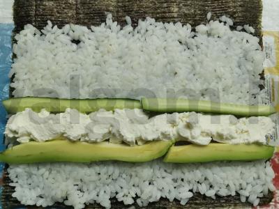 Rulonai su upėtakiu, avokadu, agurku ir kreminiu sūriu Žingsnis 6