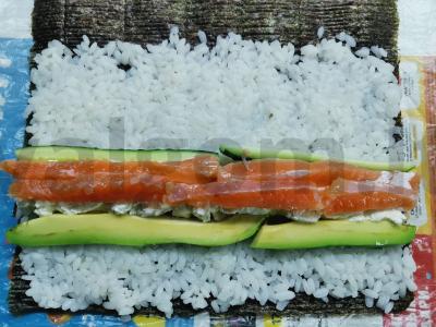 Rulonai su upėtakiu, avokadu, agurku ir kreminiu sūriu Žingsnis 7