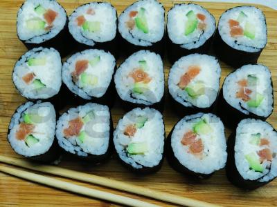 Rulonai su upėtakiu, avokadu, agurku ir kreminiu sūriu pagrindine nuotrauka