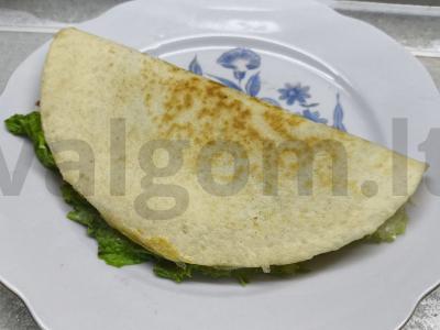 Tortilija su dešra ir kiaušiniu pusryčiams pagrindine nuotrauka