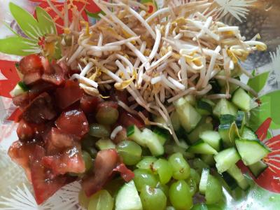 Lengvas salotas su mungo daigais ir vynuogėmis Žingsnis 5