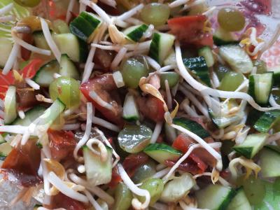 Lengvas salotas su mungo daigais ir vynuogėmis Žingsnis 6