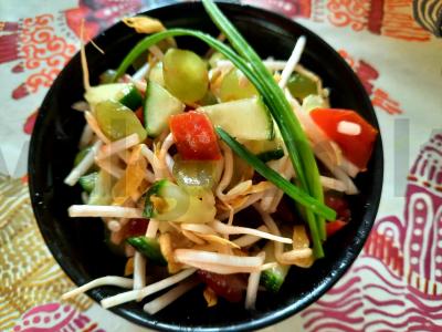 Lengvas salotas su mungo daigais ir vynuogėmis pagrindine nuotrauka