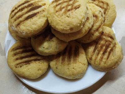 Birūs sausainiai su ciberžole pagrindine nuotrauka