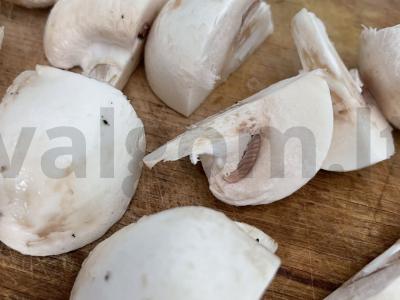 Kiaušiniai daržovių apvalkale pusryčiams Žingsnis 1