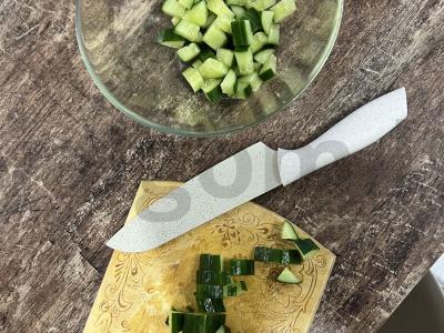 Krabų salotas su agurkais ir kiaušiniu Žingsnis 1