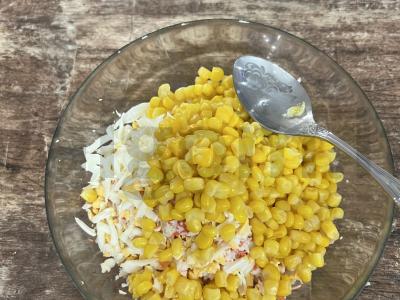 Krabų salotas su agurkais ir kiaušiniu Žingsnis 2