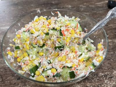 Krabų salotas su agurkais ir kiaušiniu pagrindine nuotrauka