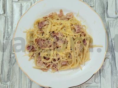 Makaronai „A-la carbonara“ su itališkais prieskoniais pagrindine nuotrauka
