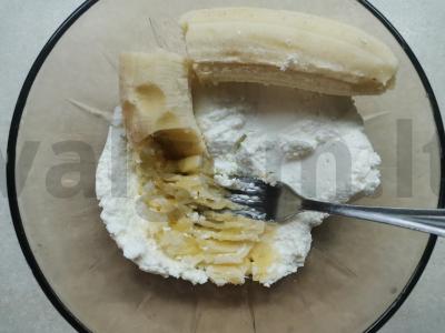 Bananų varškės sūreliai Žingsnis 1