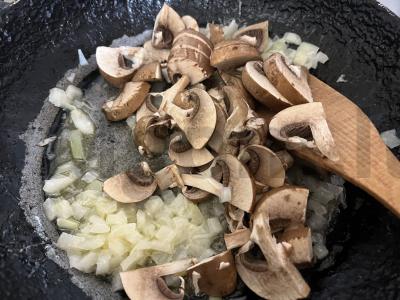 Kepintos grybai grietinėlės padaže Žingsnis 8