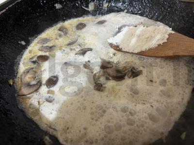 Kepintos grybai grietinėlės padaže Žingsnis 14