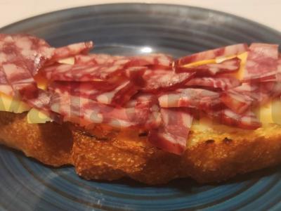 Brusketa su sūriu ir dešra pagrindine nuotrauka