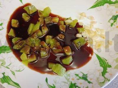 Kepti kiaulienos šonkauliai su kivio marinatų ir kinoja garnyru Žingsnis 3