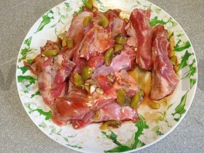 Kepti kiaulienos šonkauliai su kivio marinatų ir kinoja garnyru Žingsnis 4