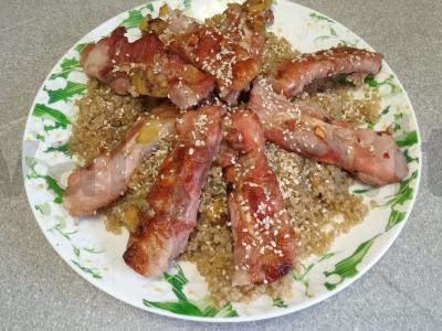 Kepti kiaulienos šonkauliai su kivio marinatų ir kinoja garnyru pagrindine nuotrauka