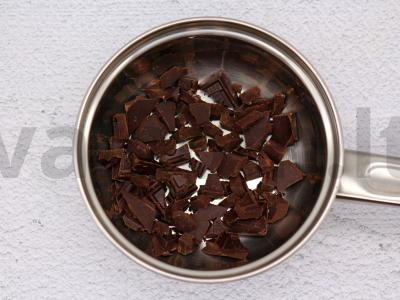 Šokoladiniame apvalkale ledai su sausainiais ir pušų riešutais Žingsnis 1